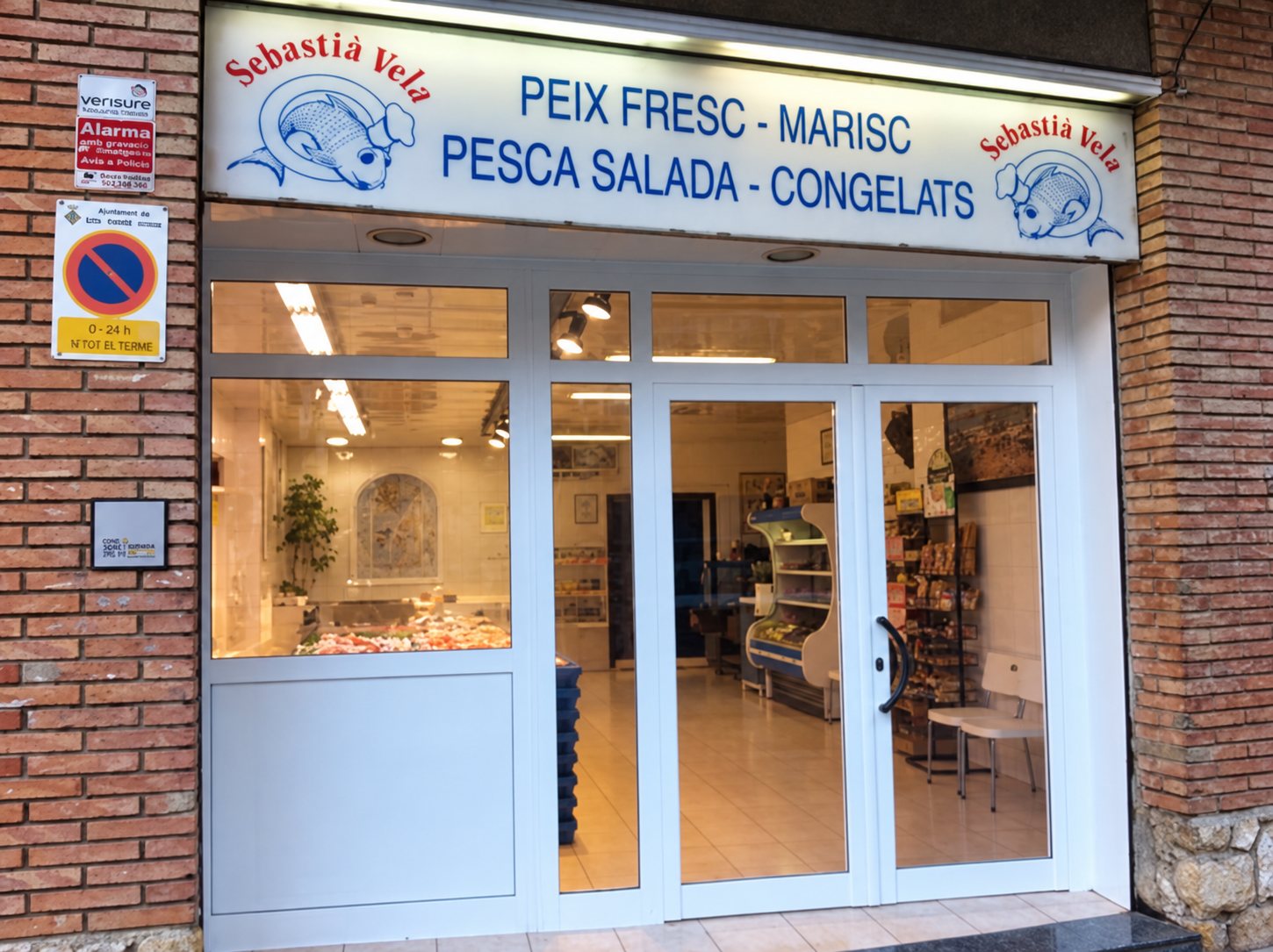 Façana i interior de Peixateria Vela
